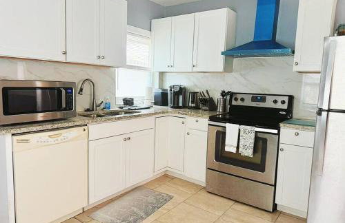 Super Cute & Cozy Home With 2 Bedrooms Near Everything In Jacksonville - Photo 15