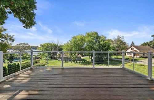 Designer Home w/ Lake Views+Walk to Downtown&Beach - Foto 30