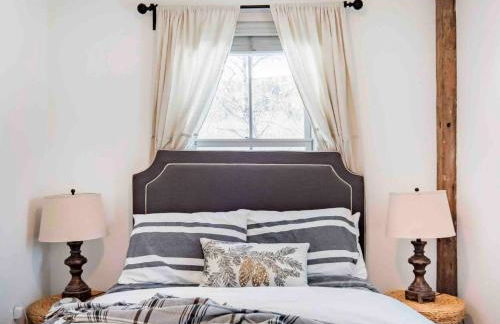 Entire Enchanting, Light-Filled 1830 Farmhouse - Foto 66