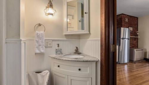 Newburyport Flat Downtown Living King Bed - Foto 3