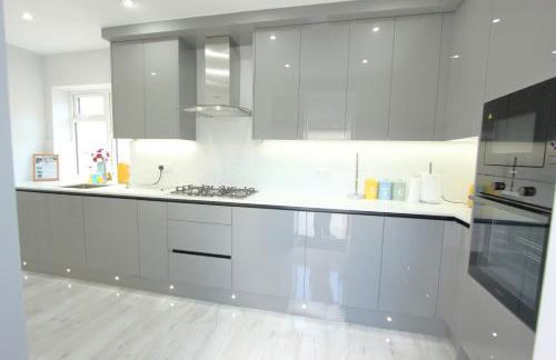 Deluxe 3 Bedroom 2 Bath House &Parking by CozyNest - Photo 19