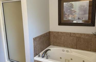 Lakefront Condo A-1 with Large Balcony - Foto 13