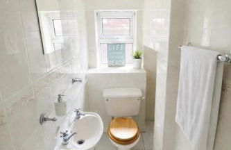 NEW! Large 4BR home by Shirestone Property, Driveway Parking, Near M40, Wifi - Photo 15