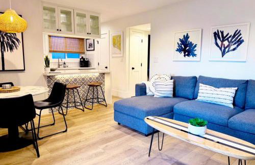 2026 Award Winner, Luxe 2BR, steps to sand & pier, with fire pit, AC and parking - Foto 1