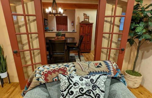 Enchanted Casita with Private Outdoor Hot Tub and Patio, Near Santa Fe Plaza, Sleeps 4 with free parking - Foto 15