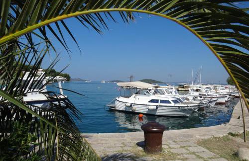 D HOUSE authentic Zlarin house, relaxing courtyard and terrace - Photo 24