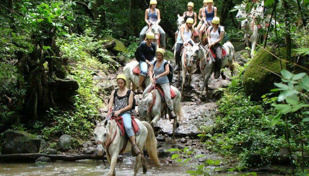 Cabalgando hacia la catarata La Fortuna