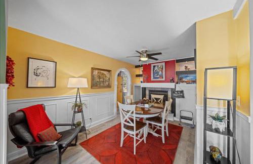 3BR Overland Park Home with Patio and Waterfall Pond - Foto 4