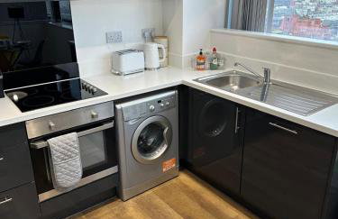 Two Bedroom City View Apartment Liverpool by StaySavvy Accommodation - Photo 10