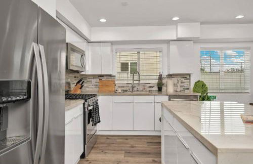 Cozy 3 BR Townhouse with Balcony - Photo 11