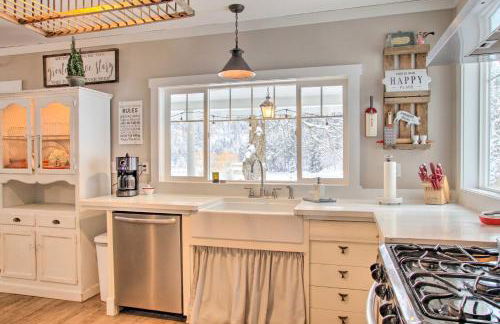 Modern Farmhouse with Movie Room - 6 Mi to Lake! - Foto 10