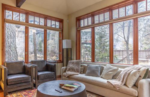 Spacious 5 Bed Retreat, Walk to Lifts and Main - Photo 31