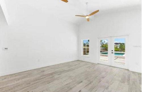 Blue Lagoon Hideaway 3BR Coastal Chic Retreat - Photo 37