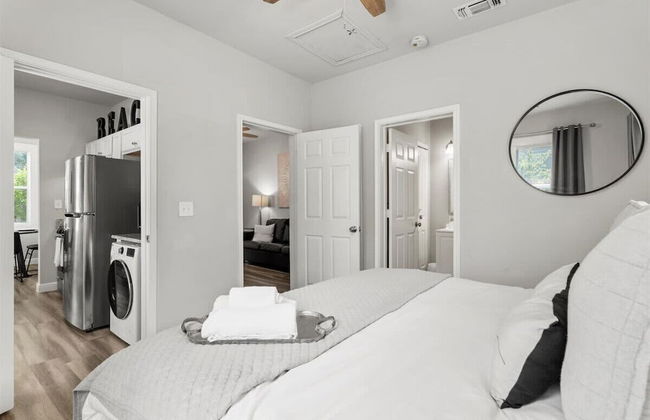 Charming 1BR Sanctuary w/ FREE Parking - Photo 2