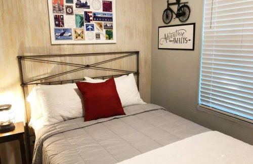 Downtown Dunedin! 2 bedroom 2 bath NO KIDS, NO PETS - Photo 36