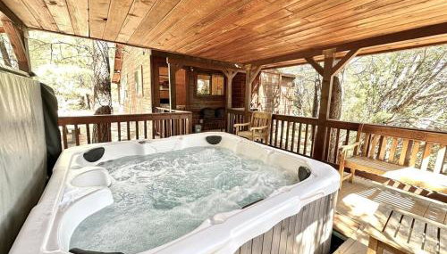 Western theme! Amazing Spa, Fireplace and Deck! - Foto 1