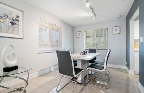 Roxanas 3bed 2bath Home with Modern Interior and BBQ Backyard - Photo 43