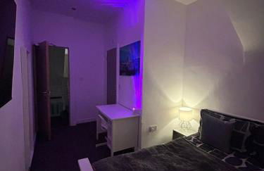 Large 6 Bed 6 Bathroom House - Ideal For Families, Large Groups, Contractors & Business Travellers - Foto 9