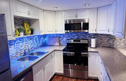 Modern Daytona Condo With Pool - Photo 6