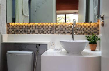 Guarajuba Summer Flat Melhor localização de Guarajuba e melhores Flats Beira Mar de Guarajuba Dispomos de 4 flats decorados no mesmo condomínio Aqui você não precisa de carro para nada Faça tudo à pé - Foto 17