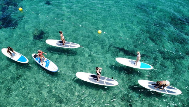 Tavole da paddle surf sulle acque cristalline di Ibiza