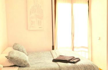 NO FIESTAS, 5 DORMITORIOS Solo familias, parejas o trabajo PARKING Público Gratis a 300m - Foto 1