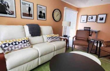 Solar Half-Plex with Chic Style in Country Glen - Foto 1