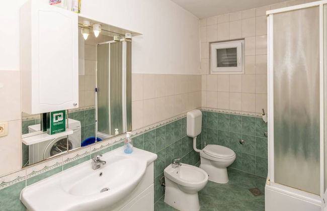 Sunny and Sleek Apartment Kastel Novi With Terrace - Photo 10