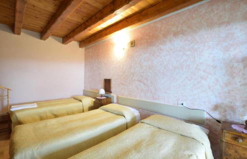 1 Bedroom Nice Apartment In Loiano - Photo 4