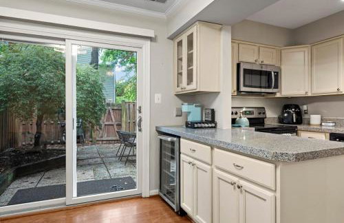 Lakeside Stay Metro, INOVA, Dining & Shops Nearby! - Foto 19