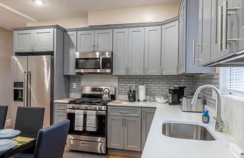 233-1 4BR Boston - Cozy Apt near MBTA Station - Photo 5