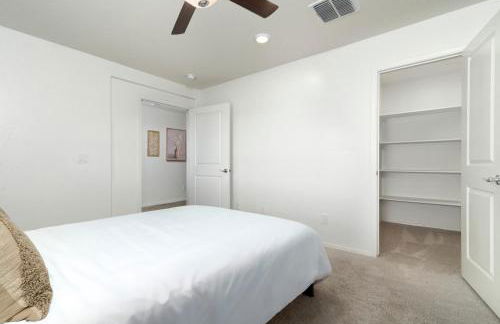 Spacious Family Oasis ~ PoolTable ~ Backyard ~ Pkg - Foto 19