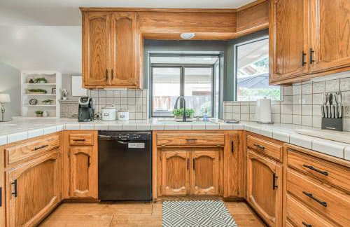 Stylish 3BR/2BA Retreat w/ Pool! Dream Getaway - Foto 9