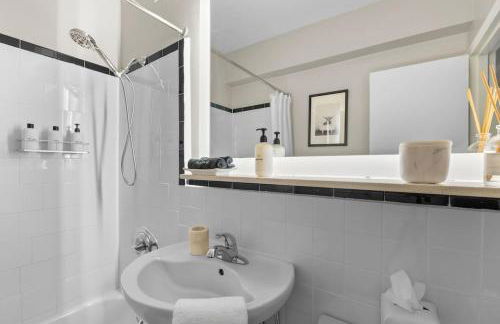 The Sutton - Elevated Minimalist Escape with Free Parking and Metro - Foto 10