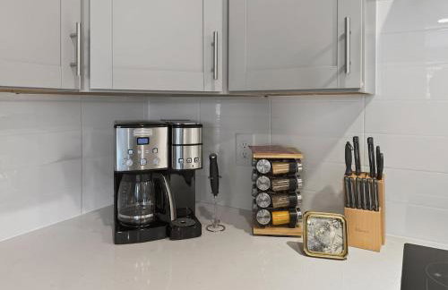 Luxe King Bed, Balcony, Garage in Downtown Raleigh - Foto 50