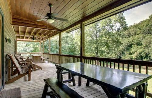 Astounding River View - Outdoor Hot Tub, Volleyball Net, Game Room + More! - Foto 35