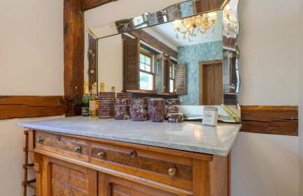 Historic Barn Retreat w Pool Pond Views Longview Pond Lodge by AvantStay - Foto 20