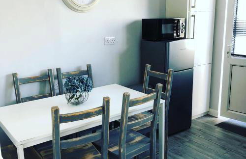 Bay View Bungalow Benllech, 5 Min Walk from Beach - Foto 2