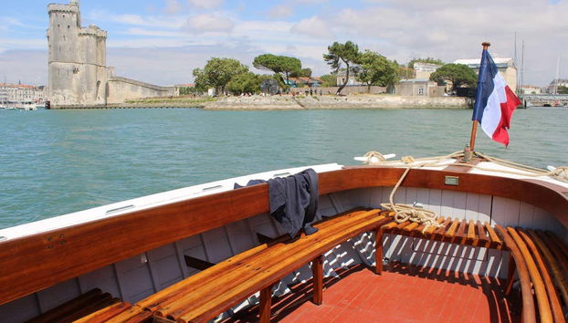 O barco conta com uma capacidade máxima para 12 passageiros