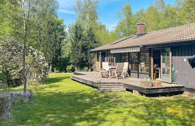 Charming Lakeside Cottage Getaway - Photo 1