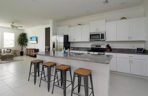 Modern Oasis! 3BR Townhouse in a Lagoon Community - Photo 4
