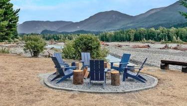 The River House- Riverfront Cabin-hot tub, gazebo! - Photo 5