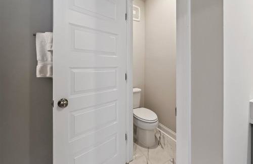 Luxe King Bed, Balcony, Garage in Downtown Raleigh - Foto 31