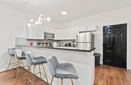 NRG MedCenter Luxe 4BD Home w FencedYard WasherDryer Pet Friendly - Foto 20