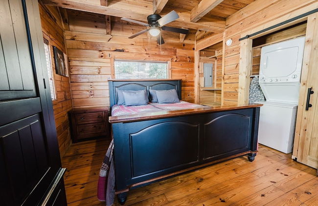 Budro's Bungalow 2 Bedroom Cabin by RedAwning - Photo 4