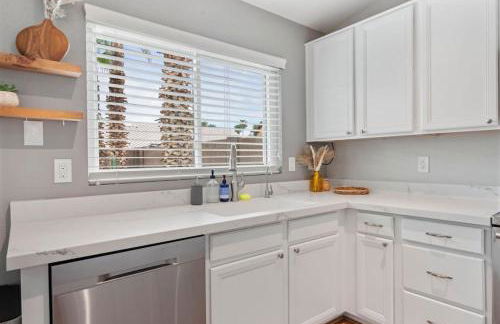 Sunkissed Private Pool 3BR Oasis w Outdoor Lounge - Foto 21