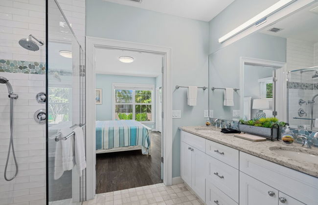 Sardinia Vacation Rental: Delightful Coastal Home near Vanderbilt Beach. Relax in a Private Pool and Spacious 4-BR Retreat with Modern Amenities. Ideal for Families. Minutes from Mercato and Local Attractions - Foto 30