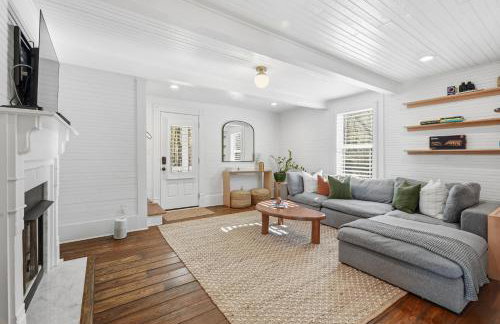 Relax in an upscale, renovated gem - Foto 8