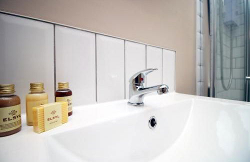 LUXURY 4 Bedroom 4 Ensuite Home in Penarth (Pool Table Games Room & BBQ Garden) with Sea Views - Photo 18