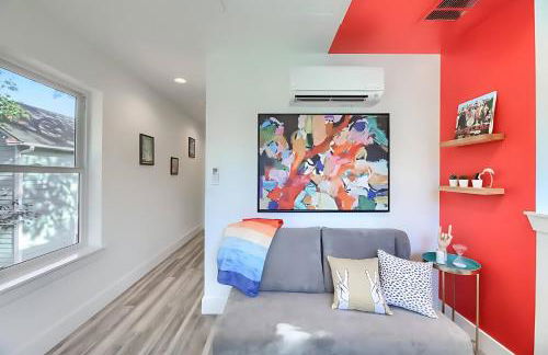 Stylish 3BR East Side Retreat w Patio & BBQ - Foto 11